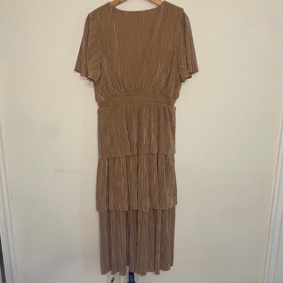 Skies Are Blue Champagne Short Sleeve Tiered Flowy MIDI Dress Size Medium - Picture 9 of 15